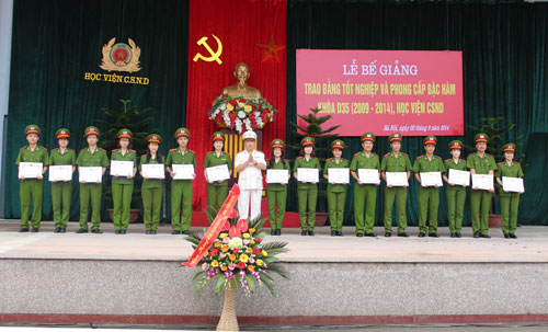 Thiếu tướng, GS.TS Nguyễn Huy Thuật, Phó Giám đốc Học viện trao Giấy khen cho 18 học viên đạt danh hiệu Học viên Giỏi toàn khóa
